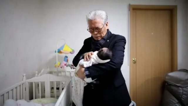 ਪਾਦਰੀ ਅਤੇ ਬਾਲ-ਬਕਸਿਆਂ ਦੀ ਹਮਾਇਤੀ ਕਾਰਕੁਨ, ਲੀ ਜੌਂਗ-ਰੈੱਕ ਦੀ ਜ਼ਿੰਦਗੀ ਤੇ, ਦੱਖਣੀ ਕੋਰੀਆ ਵਿੱਚ ਬਣੀ ਫਿਲਮ ਨੇ ਵੀ ਇਸ ਪੱਖ ਵਿੱਚ ਰਾਇ ਬਣਾਈ।