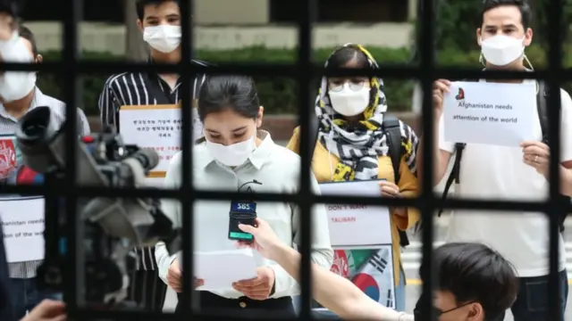 23일 서울 종로구 외교부청사 앞에서 재한 아프가니스탄 시민들이 탈레반 정권으로 넘어간 아프가니스탄 내 가족 구출 촉구 기자회견을 하고 있다