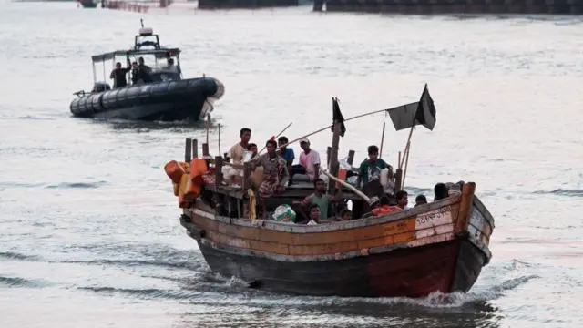 মালয়েশিয়ার লাংকাউয়ি দ্বীপের কাছে রোহিঙ্গা শরণার্থীদের একটি নৌকা আটক করছে নৌবাহিনী (ফাইল ফটো)