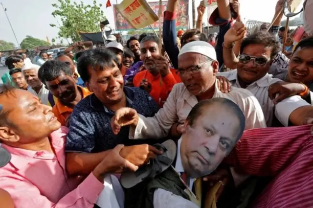 د نواز شریف مخالفان د ۲۰۱۷ کال په اپریل کې د نوموړي پر تصویر د څپلیو ګوزارونه کوي