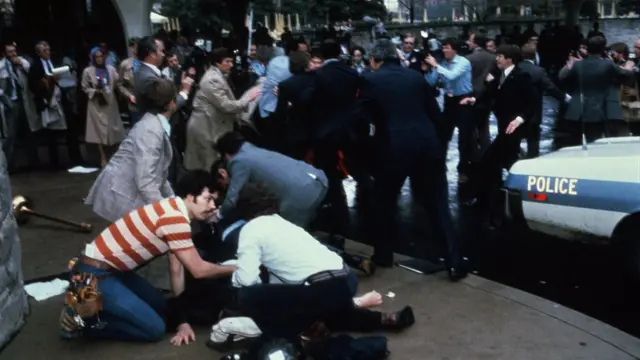 ওয়াশিংটন ডিসিতে ৩০শে মার্চ ১৯৮১ সালে আততায়ী জন হিংকলি প্রেসিডেন্ট রেগানের প্রাণনাশের চেষ্টা করার পর হিলটন হোটেলের বাইরের বিশৃঙ্খলার দৃশ্য