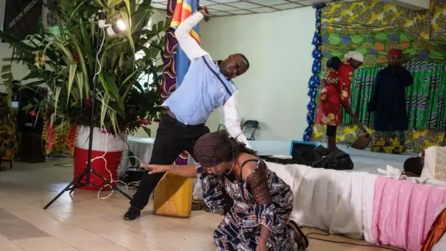 Ihe ejije gbasara nwoke na-akụ nwunye ya ihe.