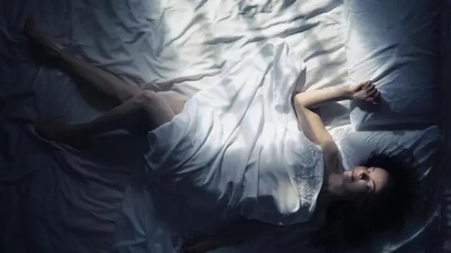 توجد نظريات تفيد بأن ضوء القمر الساطع في ذروة الدورة القمرية ربما يشوش نوم الناس ويقود إلى حدوث تغيرات في حالتهم المزاجية