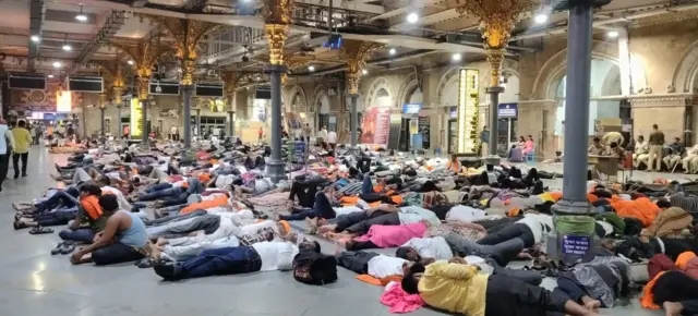 मराठा आंदोलकांनी सीएसएमटी स्थानकावर आसरा घेतला होता