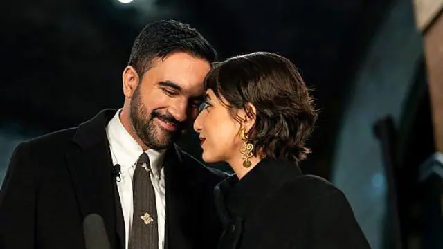 जो़हरान ममदानी और उनकी पत्नी रमा दुवाजी