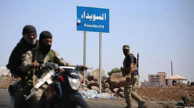 انتشر مقاتلون من العشائر في الحي الغربي من مدينة السويداء، ذات الأغلبية الدرزية، جنوب سوريا، وسط اشتباكات مع مسلحين دروز في 19 يوليو/تموز 2025.