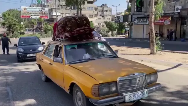 سيارات تغادر إلى مكان أكثر أمنا.