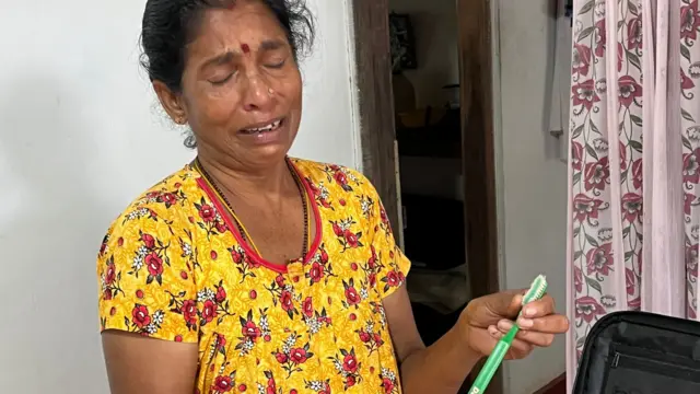 ගෝපිනාත්ගේ මව තවමත් පුත්රයාගේ දත් බුරුදුව ප්රවේශම්කර තිබා ගෙන සිටියි