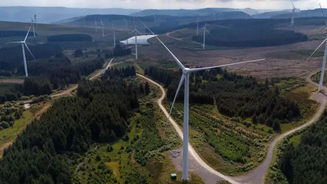 英国威尔斯特雷奥奇一处风力发电场内漫山遍布巨型风车