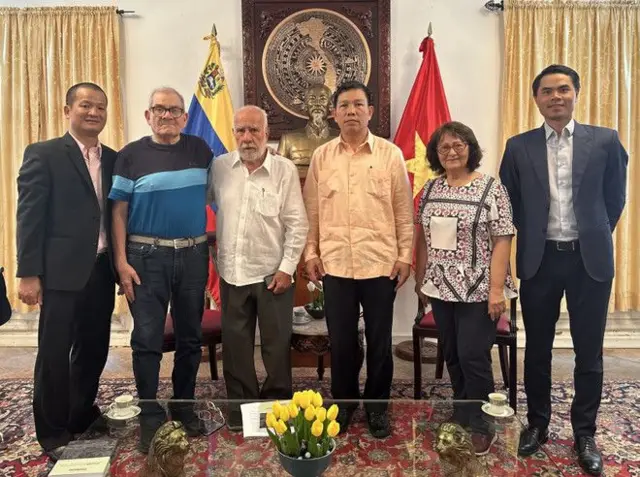 Đại sứ Việt Nam tại Venezuela Vũ Trung Mỹ chụp ảnh chung với các du kích quân Caracas
