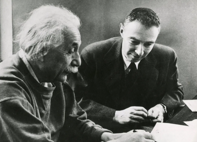 Albert Einstein y Robert Oppenheimer.