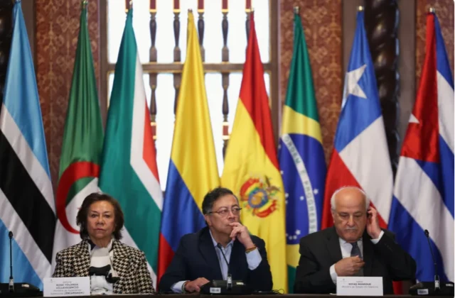 Kolombiya Dışişleri Bakanı Rosa Yolanda Villavicencio, Kolombiya Devlet Başkanı Gustavo Petro ve Filistin'in BM Daimi Temsilcisi Riyad Mansur