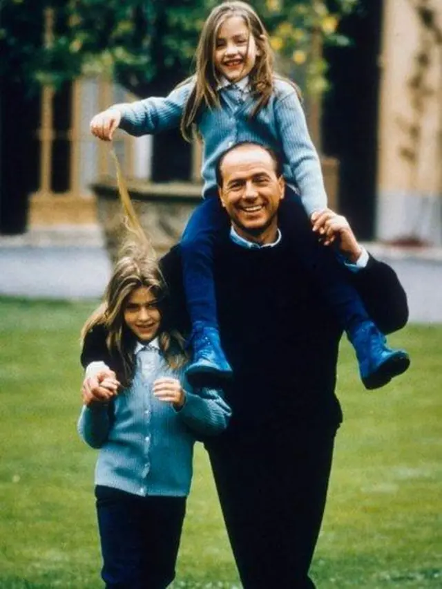 Berlusconi com suas filhas Barbara e Eleonora