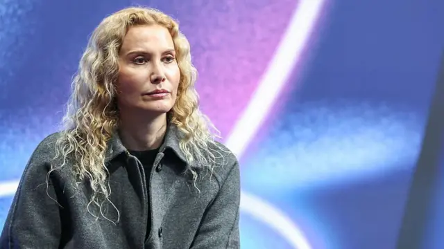 Этери Тутберидзе на зимних Олимпийских играх в Милане наблюдает за выступлением в короткой программе одиночного мужского турнира 10 февраля 2026 года