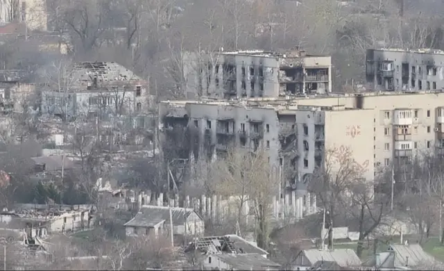 Панорама на пошкоджені обстрілами будинки 