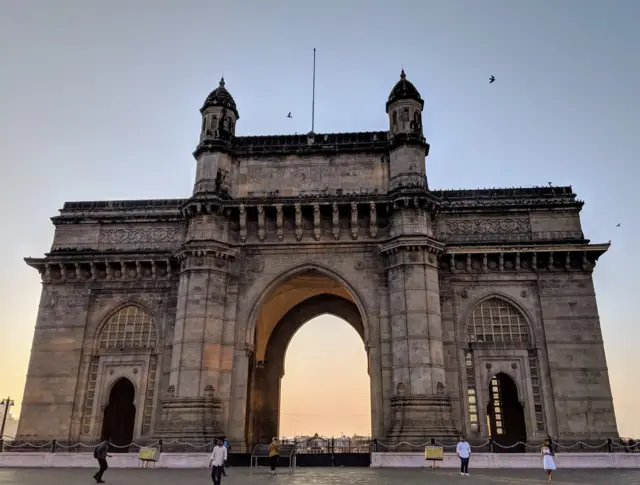 గేట్ వే ఆఫ్ ఇండియా, బ్రిటిషర్లు, ముంబయి, బొంబాయి, ఇండియన్ నేవీ, ఫ్యాషన్ షో