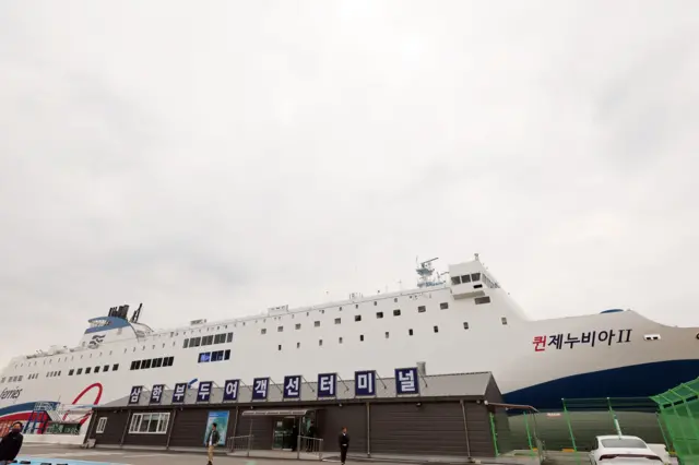 전남 신안 해상에서 좌초된 여객선 퀸제누비아2호가 20일 전남 목포시 산정동 삼학부두에 정박해 있다