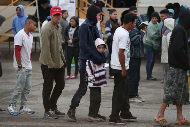 Migrantes —la mayoría de los cuales forma parte de una caravana recién llegada— en un albergue mientras esperan para solicitar asilo en Estados Unidos, el 9 de febrero de 2019 en Piedras Negras, México.