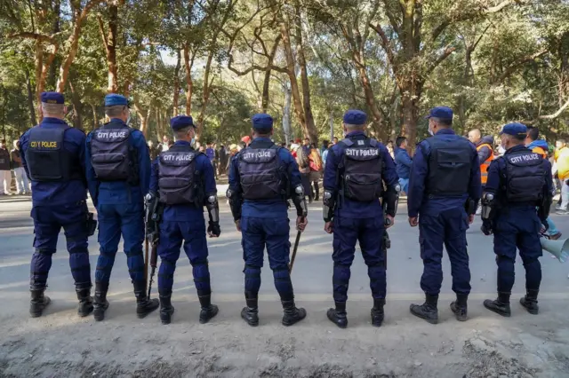 नेपाल प्रहरीको टोली सुरक्षा दिँदै