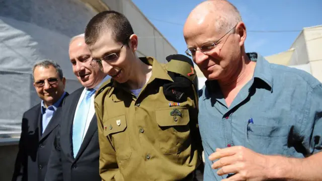 Ehud Olmert, Benjamín Netanyahu, Gilad Shalit e Naom Shalit