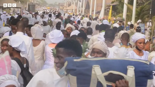 Aworan awọn ọmọ ijọ Celestial kan nibi eto naa.