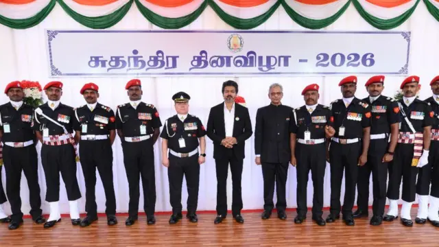 சுதந்திர தின விழாவில் இராணுவக் காவலர்களுடன் குழு புகைப்படம் எடுத்துக்கொண்ட முதலமைச்சர் ஜோசப் விஜய்