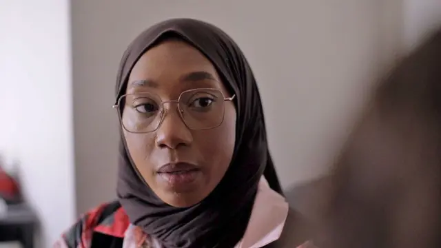 Audrey Monzemba yambaye umwitandiro w'ikigina mu mutwe 