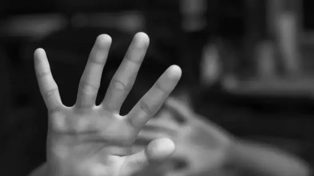 ፊት ለመከለል የተዘረጋ እጅ