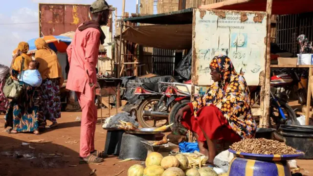 Борбор кала Ниамейдеги көчө базары. Нигер дүйнөдөгү эң жакыр өлкөлөрдүн бири. Батыштын жардамысыз анын тургундарынын жашоосу оорлоп кетиши мүмкүн.