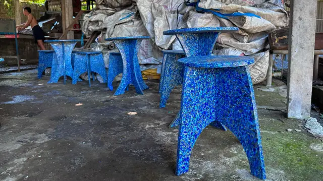 Kursi daur ulang bermotif seperti marmer.