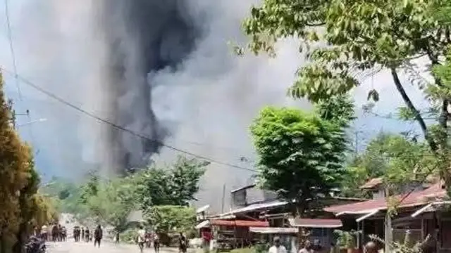 Tampak asap membumbung tinggi di hari kerusuhan