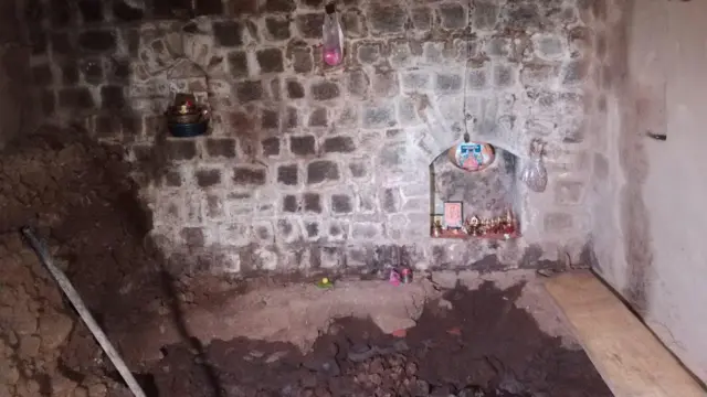 आरोपी शरद मानेंच्या घरी झालेलं खोदकाम 