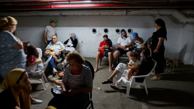 من أحد الملاجئ الإسرائيلية.