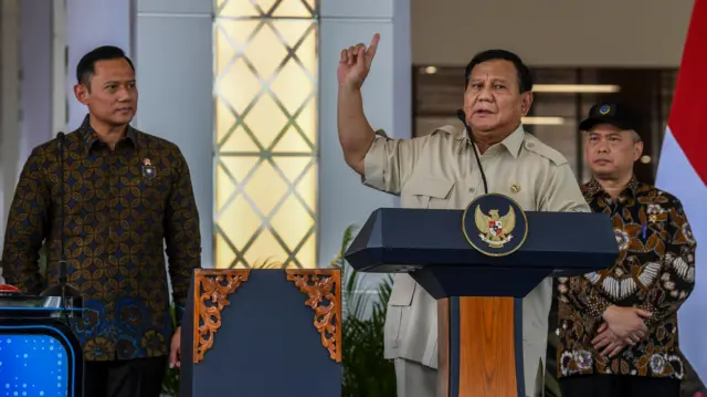 Presiden Prabowo Subianto (tengah) didampingi Menteri Koordinator Infrastruktur dan Pembangunan Kewilayahan Agus Harimurti Yudhoyono (kiri) dan Menteri Perhubungan Dudy Purwagandhi (kanan) memberi sambutan saat meresmikan Stasiun Tanah Abang Baru di Jakarta, Selasa (4/11/2025).