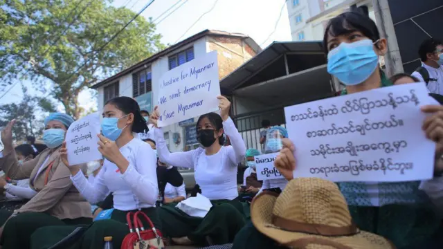 စစ်အာဏာသိမ်းစက ဆရာဆရာမတွေဆန္ဒထုတ်ဖော်နေကြစဉ်