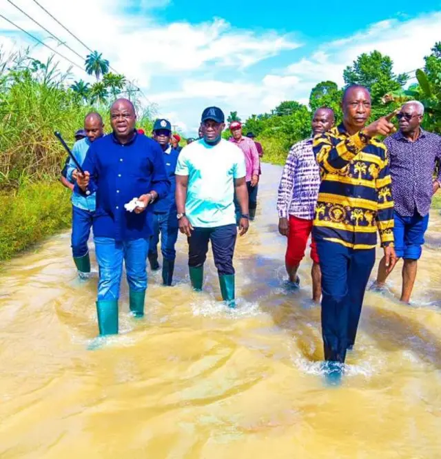 Bayelsa state govnor and odas inside flood water
