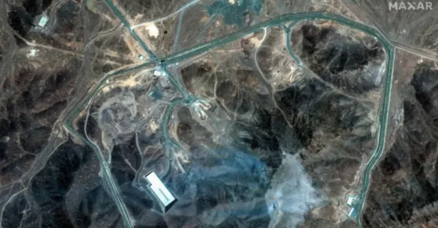 Imagem de satélite em tons azulados mostrando localização de instalações nucleares