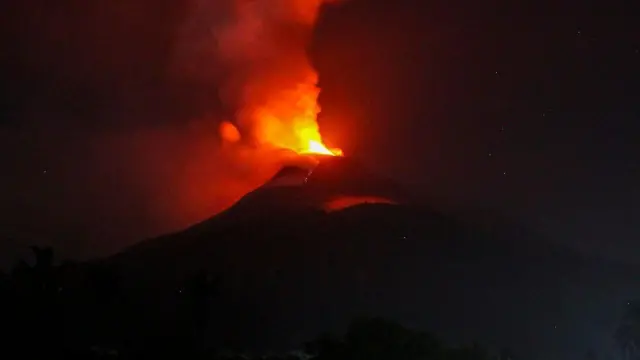 Gunung Lewotobi Laki-laki mengeluarkan material vulkanik yang teramati dari Desa Pululera di Wulanggitang, Kabupaten Flores Timur, NTT, Rabu (10/1/2024).