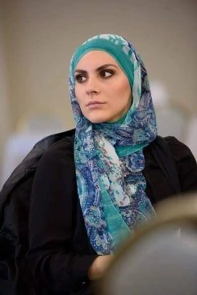 Devojka sa maramom na glavi