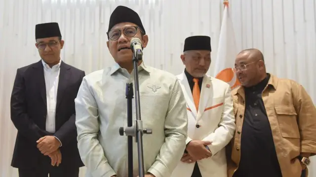 Calon wakil presiden nomor urut 1 Muhaimin Iskandar (kedua kiri) didampingi calon presiden nomor urut 1 Anies Baswedan (kiri), Presiden PKS Ahmad Syaikhu (kedua kanan), dan Sekjen PKS Aboe Bakar Alhabsyi (kanan) memberi keterangan kepada wartawan usai menggelar pertemuan pascaputusan sengketa Pilpres oleh MK, di Kantor DPP PKS, Jakarta