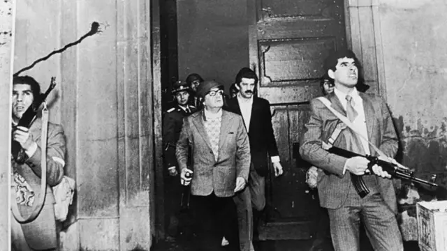 Allende cercado por seguranças armados