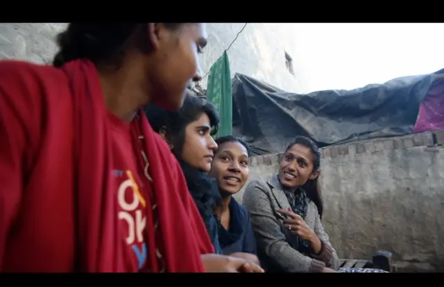 જ્યોતિ અને નૈનાએ રજૂ કરેલા ઉદાહરણને કારણે હવે ગામની દીકરીઓ ઉચ્ચ અભ્યાસ માટે કૉલેજ જવાનું સપનું પૂરું કરી શકી છે