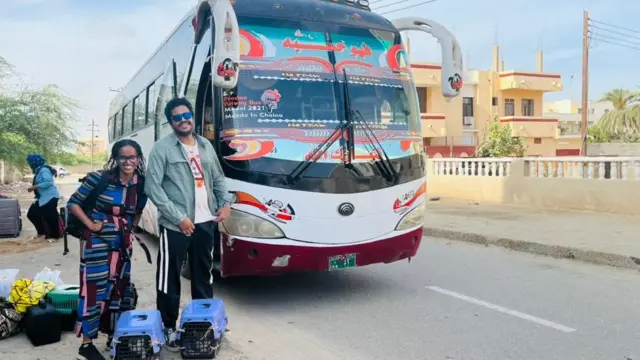 ኣሕመድ ማሕሙድን በዓልቲ ቤቱን ካብ ካርቱም ናብ ፖርት ሱዳን ብኣውቶቡስ ድሕሪ ምጉዓዞም