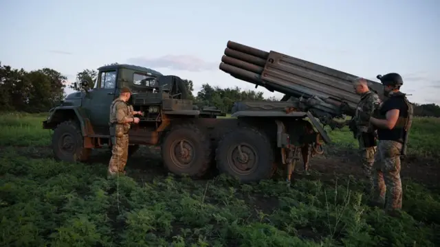 রুশ অবস্থানের ওপর গ্রাড রকেট নিক্ষেপের জন্য তৈরি হচ্ছে ইউক্রেনীয় গোলন্দাজ বাহিনী