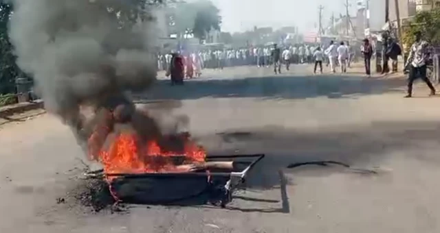 अनेक ठिकाणी निदर्शनं झाली तसेच काही ठिकाणी टायर जाळून निषेधही नोंदवण्यात आला. 