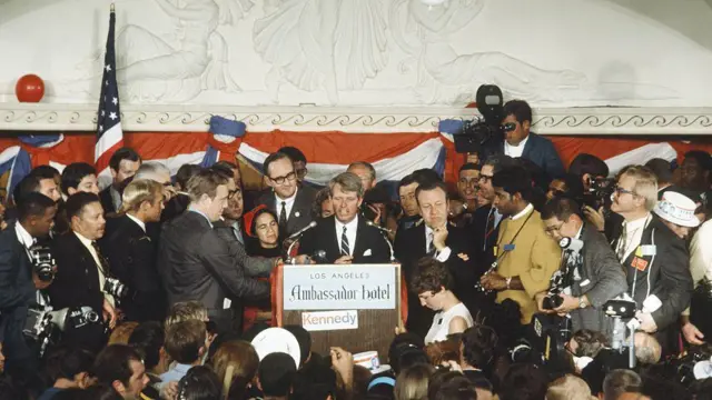 Senator Robert F. Kennedy berpidato di podium dalam kampanye pemilu presiden di Ambassador Hotel, Los Angeles, sebelum ia ditembak mati pada 5 Juni 1968.