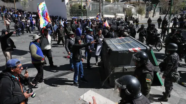 Policiais entram em confronto com apoiadores de Evo Morales e do presidente boliviano Luis Arce em 10 de julho em La Paz