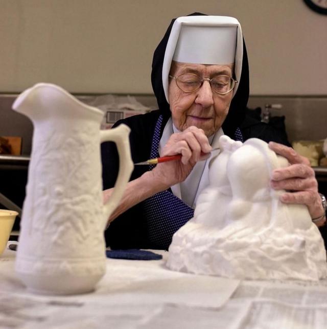 Nonne faisant de la sculpture