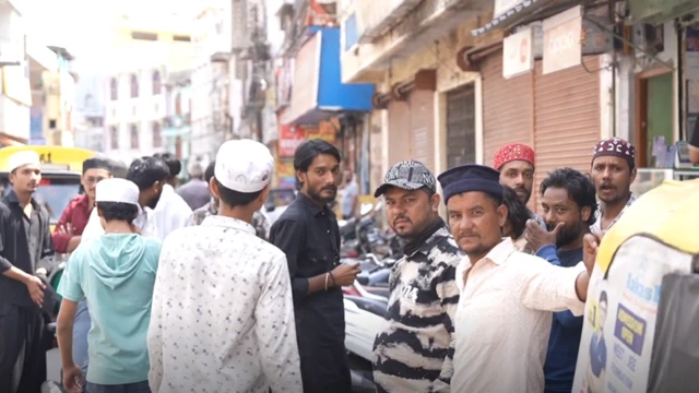मुस्लिम समुदाय के कई लोगों ने हाथ में काली पट्टी बांधकर नमाज़ पढ़ी