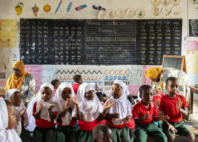 Des élèves du primaire suivent des cours dans des salles de classe à Zanzibar, en Tanzanie, le 2 juin 2025.